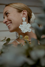 Cargar imagen en el visor de la galería, aros flor blancos arcilla polimerica novia evento 
