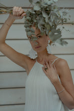 Cargar imagen en el visor de la galería, aros flor blancos arcilla polimerica novia evento 
